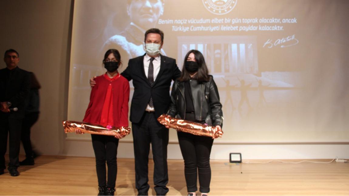 10 Kasım Kompozisyon Yarışmasında İl 1.si Olan Öğrencimiz Sevinç Elikara Ödülünü Sayın Valimizin Elinden Aldı